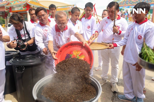 รูป-จิตอาสาร่วมพิธี “ล้างน้ำชา” ทำความสะอาดกระดูกศพไร้ญาติก่อนฌาปนกิจในพิธีล้างป่าช้า-14