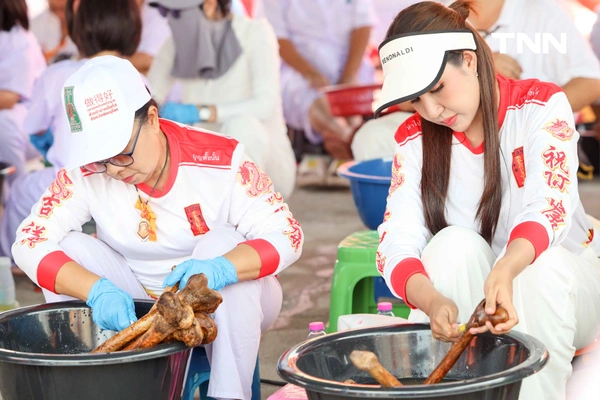 รูป-จิตอาสาร่วมพิธี “ล้างน้ำชา” ทำความสะอาดกระดูกศพไร้ญาติก่อนฌาปนกิจในพิธีล้างป่าช้า-9