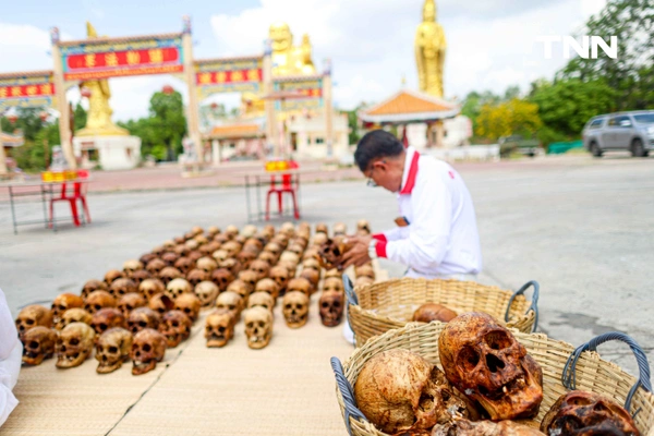 รูป-จิตอาสาร่วมพิธี “ล้างน้ำชา” ทำความสะอาดกระดูกศพไร้ญาติก่อนฌาปนกิจในพิธีล้างป่าช้า-27