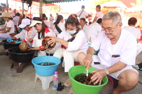 รูป-จิตอาสาร่วมพิธี “ล้างน้ำชา” ทำความสะอาดกระดูกศพไร้ญาติก่อนฌาปนกิจในพิธีล้างป่าช้า-28