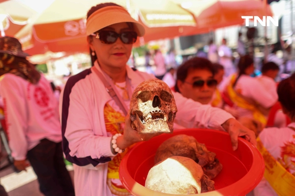 รูป-จิตอาสาร่วมพิธี “ล้างน้ำชา” ทำความสะอาดกระดูกศพไร้ญาติก่อนฌาปนกิจในพิธีล้างป่าช้า-21