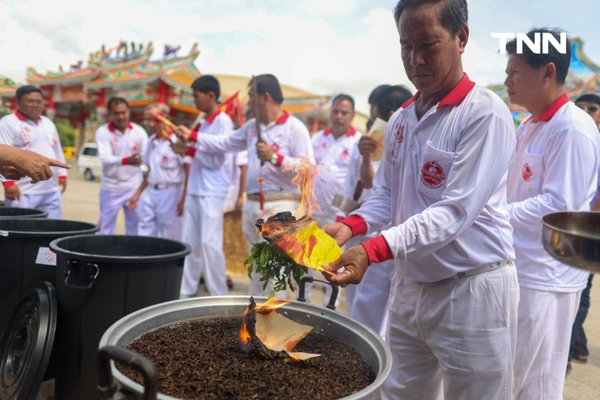 รูป-จิตอาสาร่วมพิธี “ล้างน้ำชา” ทำความสะอาดกระดูกศพไร้ญาติก่อนฌาปนกิจในพิธีล้างป่าช้า-15