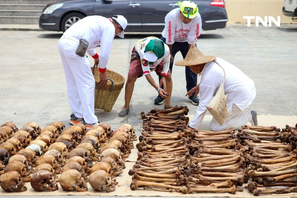 รูป-จิตอาสาร่วมพิธี “ล้างน้ำชา” ทำความสะอาดกระดูกศพไร้ญาติก่อนฌาปนกิจในพิธีล้างป่าช้า-10