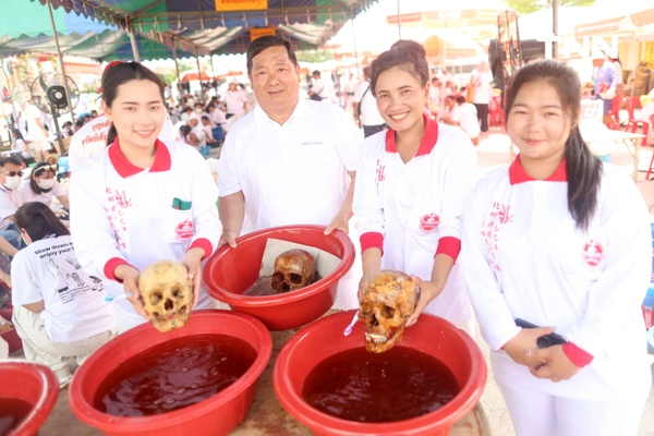 รูป-จิตอาสาร่วมพิธี “ล้างน้ำชา” ทำความสะอาดกระดูกศพไร้ญาติก่อนฌาปนกิจในพิธีล้างป่าช้า-25