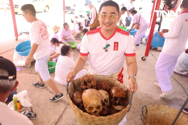 รูป-จิตอาสาร่วมพิธี “ล้างน้ำชา” ทำความสะอาดกระดูกศพไร้ญาติก่อนฌาปนกิจในพิธีล้างป่าช้า-31
