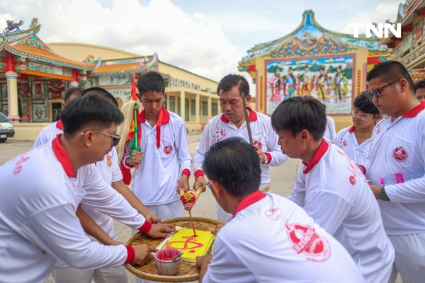 รูป-จิตอาสาร่วมพิธี “ล้างน้ำชา” ทำความสะอาดกระดูกศพไร้ญาติก่อนฌาปนกิจในพิธีล้างป่าช้า-13