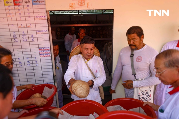 รูป-จิตอาสาร่วมพิธี “ล้างน้ำชา” ทำความสะอาดกระดูกศพไร้ญาติก่อนฌาปนกิจในพิธีล้างป่าช้า-17