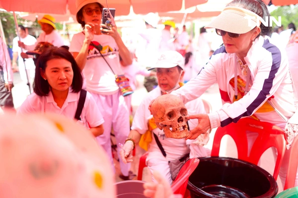 รูป-จิตอาสาร่วมพิธี “ล้างน้ำชา” ทำความสะอาดกระดูกศพไร้ญาติก่อนฌาปนกิจในพิธีล้างป่าช้า-19