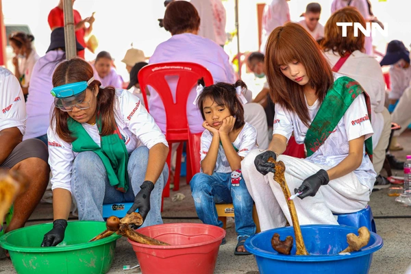 รูป-จิตอาสาร่วมพิธี “ล้างน้ำชา” ทำความสะอาดกระดูกศพไร้ญาติก่อนฌาปนกิจในพิธีล้างป่าช้า-8