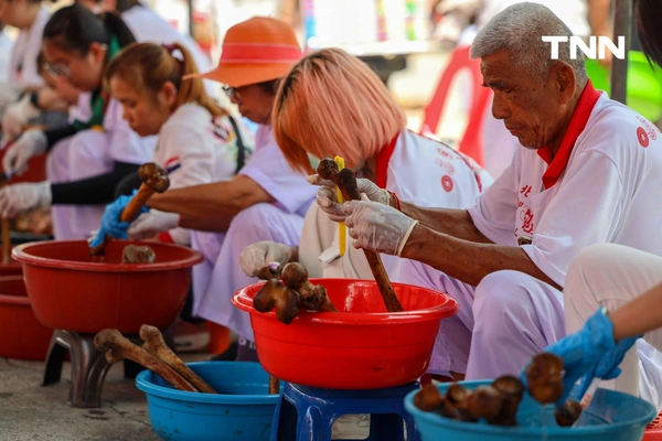 รูป-จิตอาสาร่วมพิธี “ล้างน้ำชา” ทำความสะอาดกระดูกศพไร้ญาติก่อนฌาปนกิจในพิธีล้างป่าช้า-5