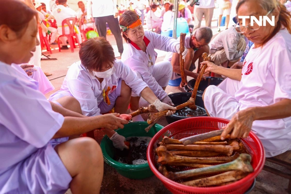รูป-จิตอาสาร่วมพิธี “ล้างน้ำชา” ทำความสะอาดกระดูกศพไร้ญาติก่อนฌาปนกิจในพิธีล้างป่าช้า-34