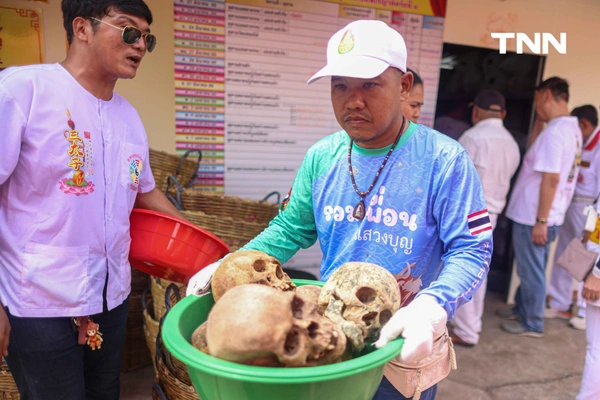 รูป-จิตอาสาร่วมพิธี “ล้างน้ำชา” ทำความสะอาดกระดูกศพไร้ญาติก่อนฌาปนกิจในพิธีล้างป่าช้า-20