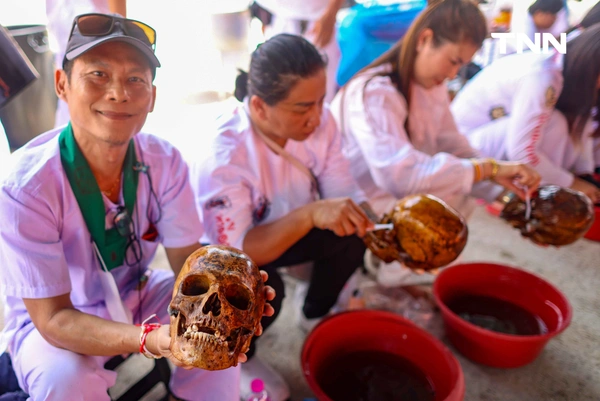 รูป-จิตอาสาร่วมพิธี “ล้างน้ำชา” ทำความสะอาดกระดูกศพไร้ญาติก่อนฌาปนกิจในพิธีล้างป่าช้า-29