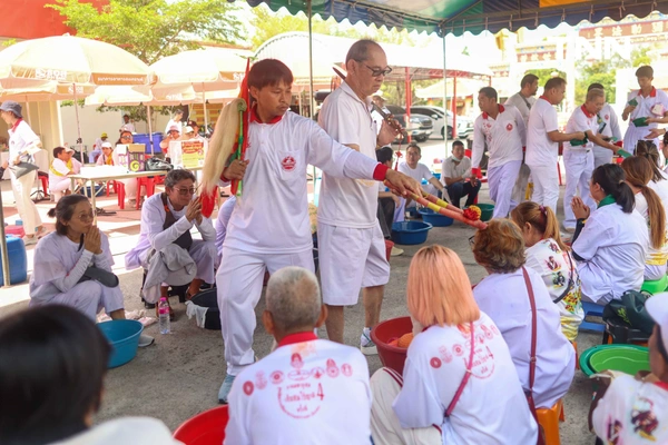 รูป-จิตอาสาร่วมพิธี “ล้างน้ำชา” ทำความสะอาดกระดูกศพไร้ญาติก่อนฌาปนกิจในพิธีล้างป่าช้า-16