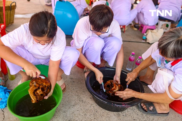รูป-จิตอาสาร่วมพิธี “ล้างน้ำชา” ทำความสะอาดกระดูกศพไร้ญาติก่อนฌาปนกิจในพิธีล้างป่าช้า-30