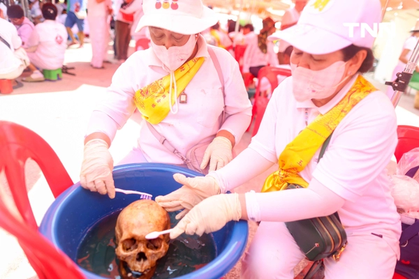 รูป-จิตอาสาร่วมพิธี “ล้างน้ำชา” ทำความสะอาดกระดูกศพไร้ญาติก่อนฌาปนกิจในพิธีล้างป่าช้า-23