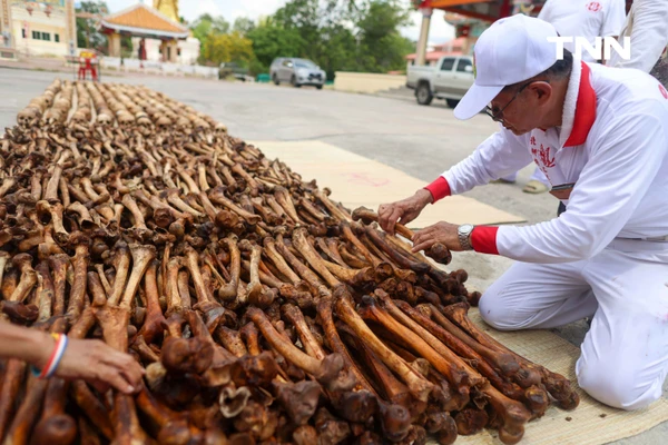 รูป-จิตอาสาร่วมพิธี “ล้างน้ำชา” ทำความสะอาดกระดูกศพไร้ญาติก่อนฌาปนกิจในพิธีล้างป่าช้า-36