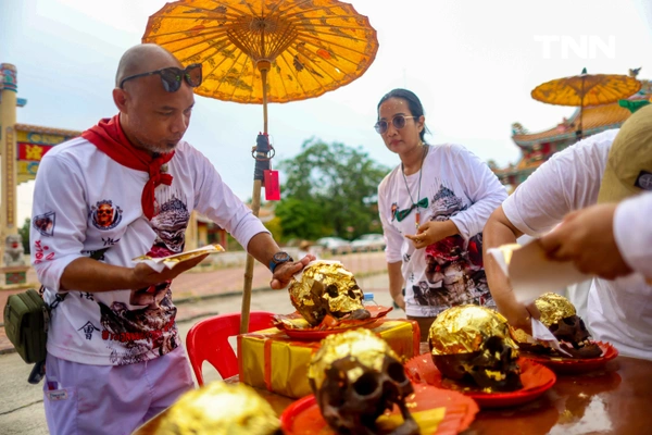 รูป-แปะแผ่นทองกระโหลกศพไร้ญาติ “เลือกหัวหน้าผี” ตามความเชื่อส่วนหนึ่งในพิธีล้างป่าช้า-22