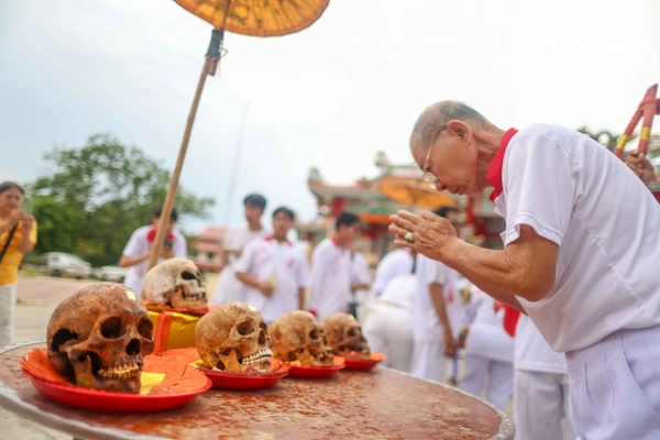 รูป-แปะแผ่นทองกระโหลกศพไร้ญาติ “เลือกหัวหน้าผี” ตามความเชื่อส่วนหนึ่งในพิธีล้างป่าช้า-18