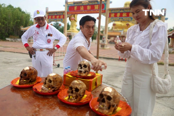 รูป-แปะแผ่นทองกระโหลกศพไร้ญาติ “เลือกหัวหน้าผี” ตามความเชื่อส่วนหนึ่งในพิธีล้างป่าช้า-19
