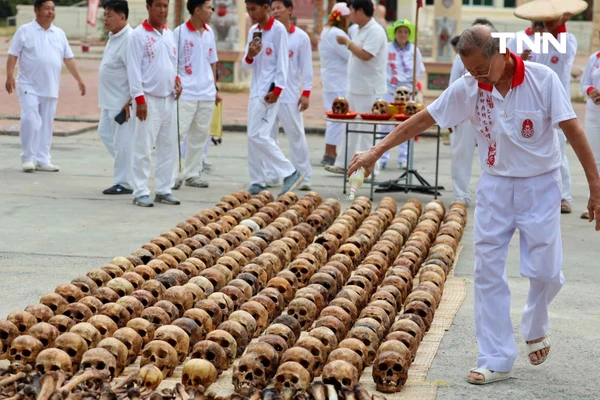 รูป-แปะแผ่นทองกระโหลกศพไร้ญาติ “เลือกหัวหน้าผี” ตามความเชื่อส่วนหนึ่งในพิธีล้างป่าช้า-13
