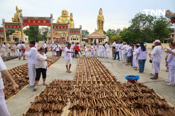 รูป-แปะแผ่นทองกระโหลกศพไร้ญาติ “เลือกหัวหน้าผี” ตามความเชื่อส่วนหนึ่งในพิธีล้างป่าช้า-20