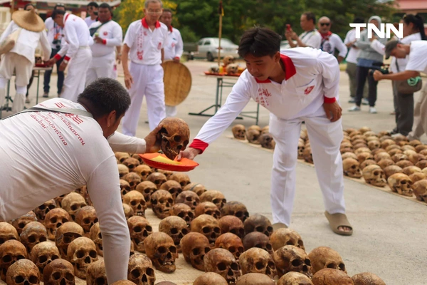 รูป-แปะแผ่นทองกระโหลกศพไร้ญาติ “เลือกหัวหน้าผี” ตามความเชื่อส่วนหนึ่งในพิธีล้างป่าช้า-17