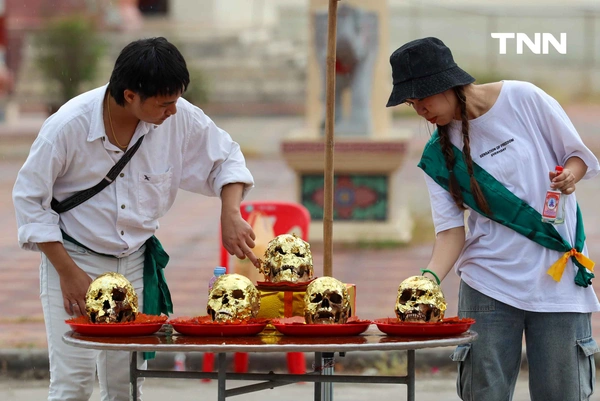 รูป-แปะแผ่นทองกระโหลกศพไร้ญาติ “เลือกหัวหน้าผี” ตามความเชื่อส่วนหนึ่งในพิธีล้างป่าช้า-15