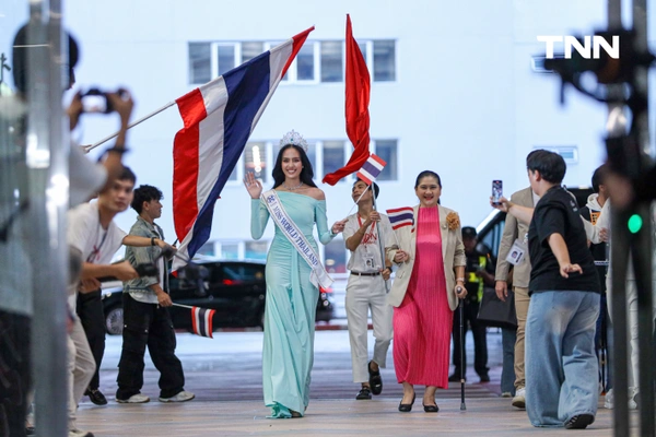 รูป-ฝนตกก็ไม่หวั่น แฟนบอลลิเวอร์พูลร่วมฉลองแชมป์-1