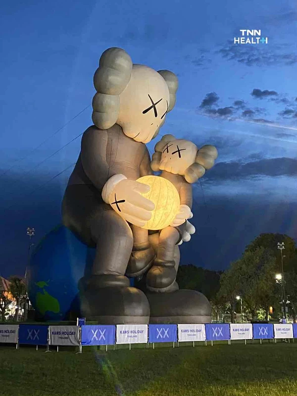 รูป-ชวนชมประติมากรรมระดับโลก KAWS ขนาดมหึมาจัดแสดงครั้งแรกที่ประเทศไทยใจกลางสนามหลวง-4