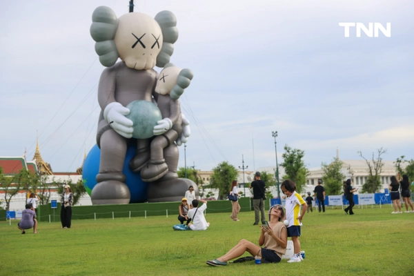 รูป-จัดครั้งแรกในไทย ประติมากรรม COMPANION จาก KAWS ขนาดมหึมาใจกลางสนามหลวง-10