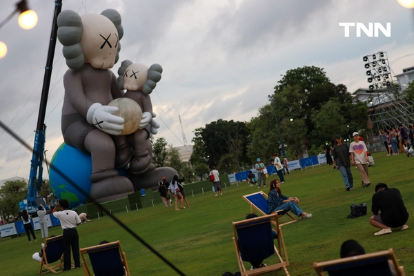 รูป-จัดครั้งแรกในไทย ประติมากรรม COMPANION จาก KAWS ขนาดมหึมาใจกลางสนามหลวง-2