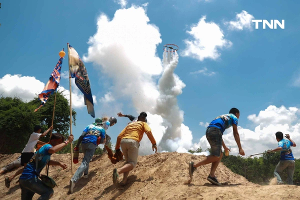 รูป-อลังการขึ้นสู่ฟ้า งานประเพณีบุญบั้งไฟตะไลล้าน บ้านกุดหว้า จ.กาฬสินธุ์-22