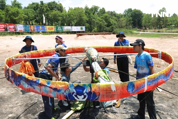 รูป-อลังการขึ้นสู่ฟ้า งานประเพณีบุญบั้งไฟตะไลล้าน บ้านกุดหว้า จ.กาฬสินธุ์-18