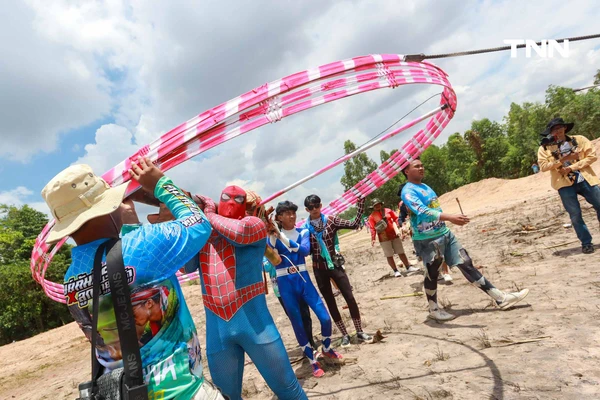รูป-อลังการขึ้นสู่ฟ้า งานประเพณีบุญบั้งไฟตะไลล้าน บ้านกุดหว้า จ.กาฬสินธุ์-3