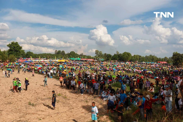รูป-อลังการขึ้นสู่ฟ้า งานประเพณีบุญบั้งไฟตะไลล้าน บ้านกุดหว้า จ.กาฬสินธุ์-25