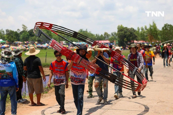 รูป-อลังการขึ้นสู่ฟ้า งานประเพณีบุญบั้งไฟตะไลล้าน บ้านกุดหว้า จ.กาฬสินธุ์-28