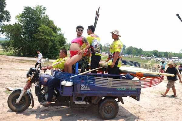 รูป-อลังการขึ้นสู่ฟ้า งานประเพณีบุญบั้งไฟตะไลล้าน บ้านกุดหว้า จ.กาฬสินธุ์-24