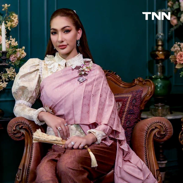 รูป-เก็บตัว “มิสยูนิเวิร์สเพชรบุรี 2025” วันแรกเปิดตัว 14 สาวงามในเรือนไทยภูษาผ้าลายอย่าง-20