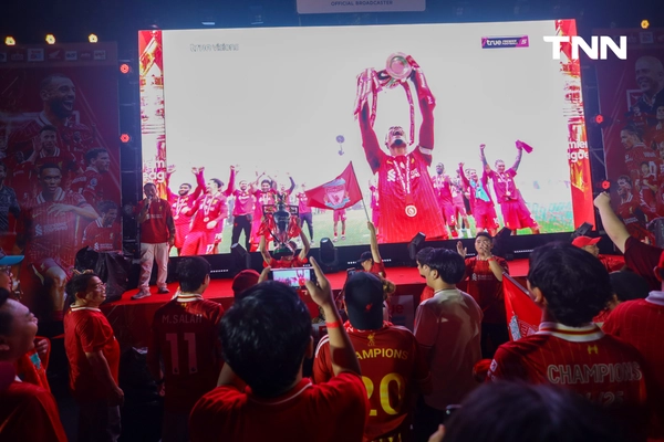 รูป-ฝนตกก็ไม่หวั่น แฟนบอลลิเวอร์พูลร่วมฉลองแชมป์-17