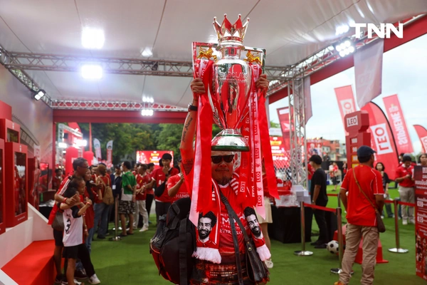 รูป-ฝนตกก็ไม่หวั่น แฟนบอลลิเวอร์พูลร่วมฉลองแชมป์-23