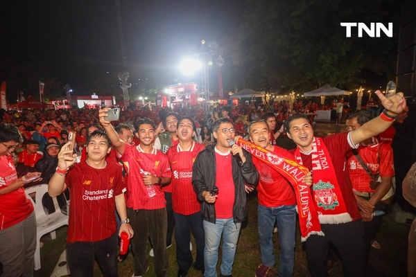 รูป-ฝนตกก็ไม่หวั่น แฟนบอลลิเวอร์พูลร่วมฉลองแชมป์-11