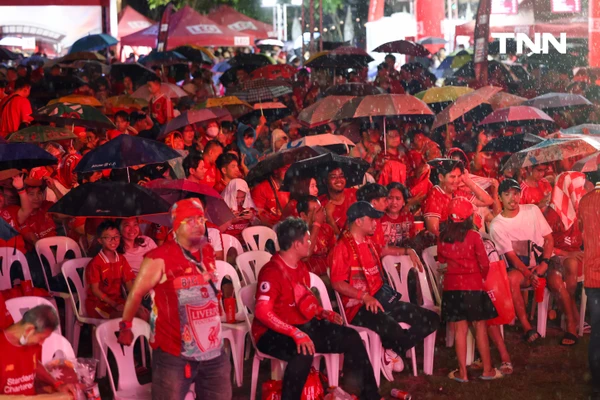 รูป-ฝนตกก็ไม่หวั่น แฟนบอลลิเวอร์พูลร่วมฉลองแชมป์-27