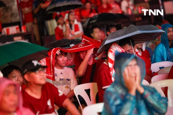รูป-ฝนตกก็ไม่หวั่น แฟนบอลลิเวอร์พูลร่วมฉลองแชมป์-30