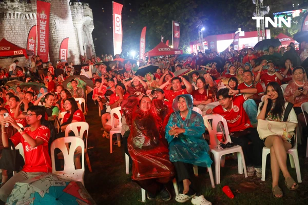 รูป-ฝนตกก็ไม่หวั่น แฟนบอลลิเวอร์พูลร่วมฉลองแชมป์-5