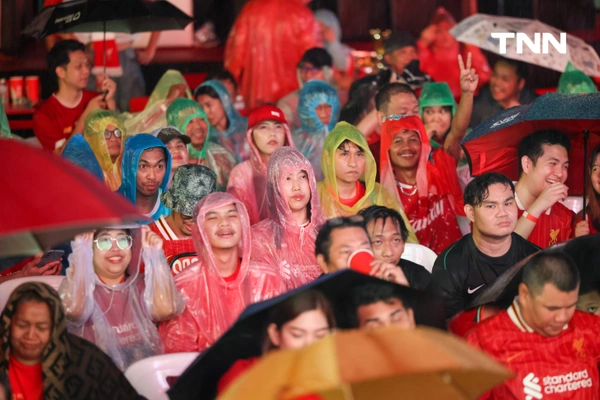 รูป-ฝนตกก็ไม่หวั่น แฟนบอลลิเวอร์พูลร่วมฉลองแชมป์-28