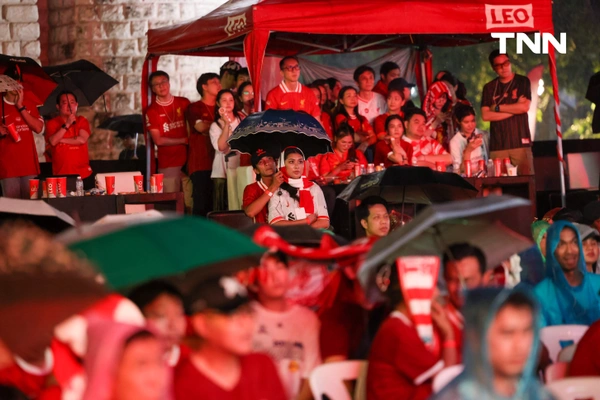รูป-ฝนตกก็ไม่หวั่น แฟนบอลลิเวอร์พูลร่วมฉลองแชมป์-33