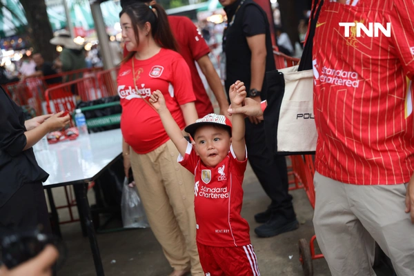 รูป-ฝนตกก็ไม่หวั่น แฟนบอลลิเวอร์พูลร่วมฉลองแชมป์-20