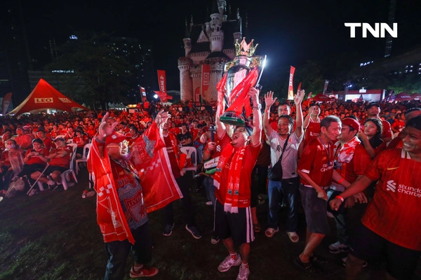 รูป-ฝนตกก็ไม่หวั่น แฟนบอลลิเวอร์พูลร่วมฉลองแชมป์-13