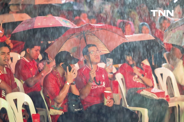 รูป-ฝนตกก็ไม่หวั่น แฟนบอลลิเวอร์พูลร่วมฉลองแชมป์-29